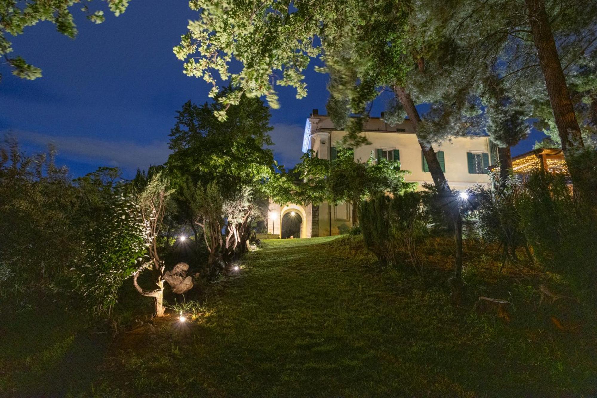 Entire Private Floor In An 1800S Frescoed Villa With Historic Park - Villa Mastrangelo Colli del Tronto Esterno foto